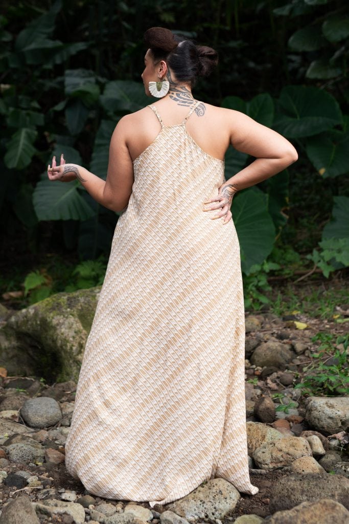 Model wearing Lanihau in Tannin/Moonbeam Hulu Nene - Back View